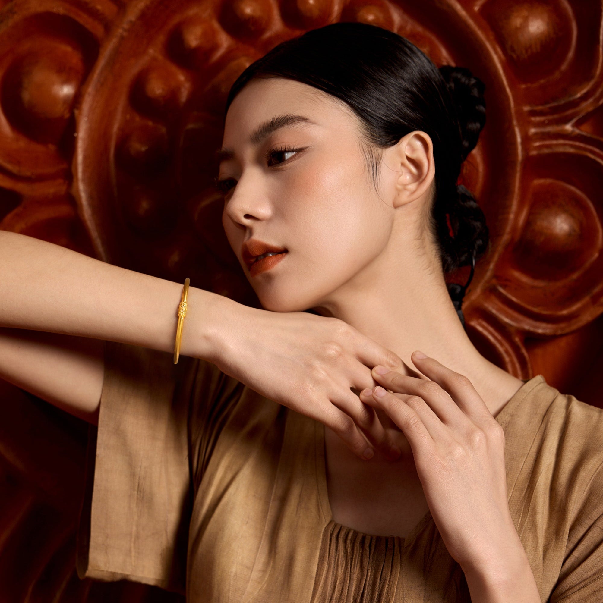 "Jiuhua Mountain" 24K Gold Diamond Lotus Closed Bangle W1034749