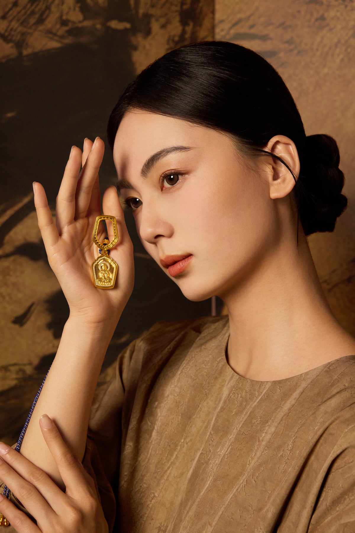 "Chinese Culture Collection - Dan Qing" 999 24K Gold  String Pendant Diamond 0.0022ct Crystal 13.85*21.31*0.65mm 19.5-23.5g W0450078