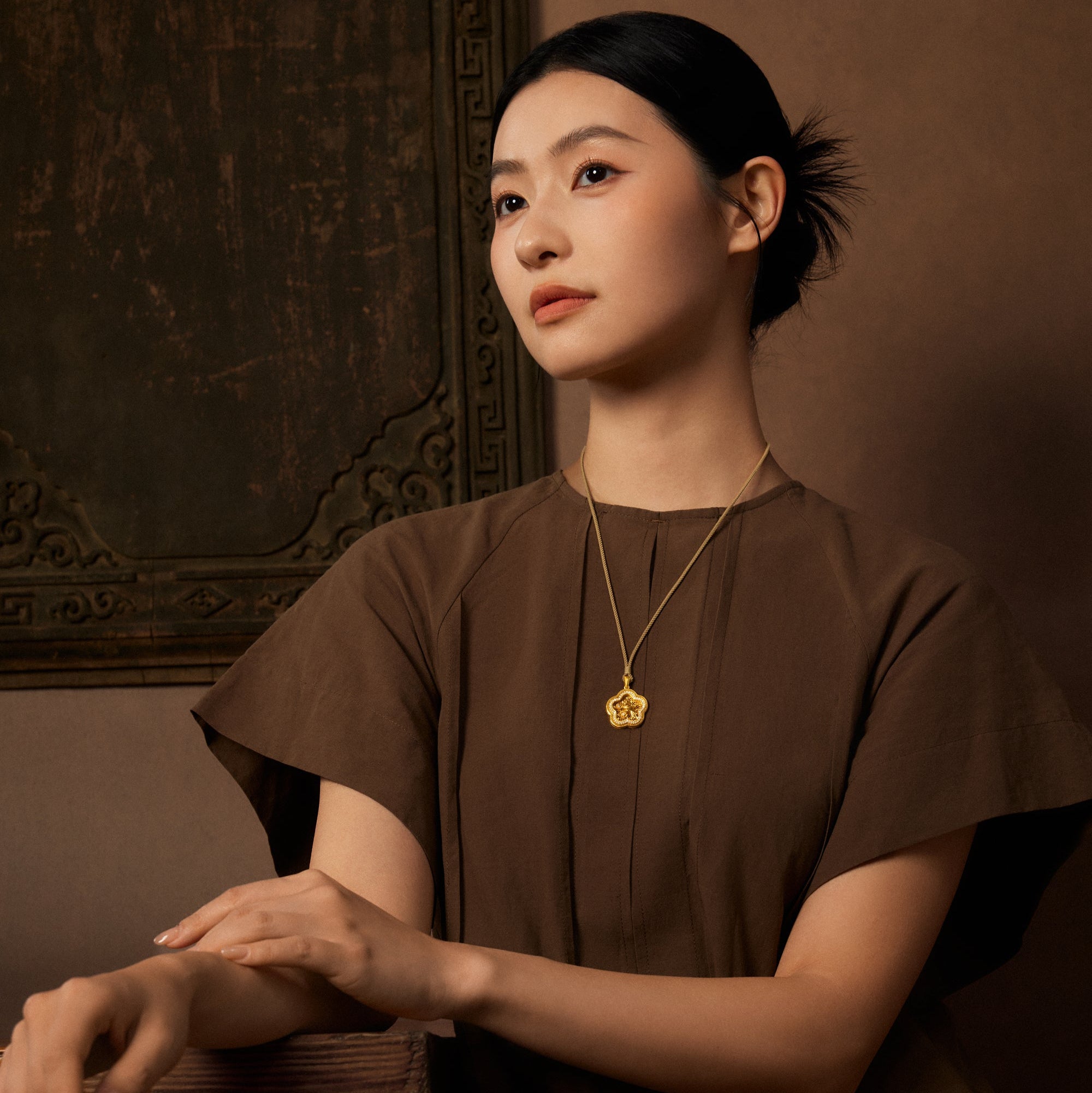「中華文化典藏 - 木雕」24K金吊墜 鑽石0.024克拉 0.02克拉花 10.74-13.14克 W0448140