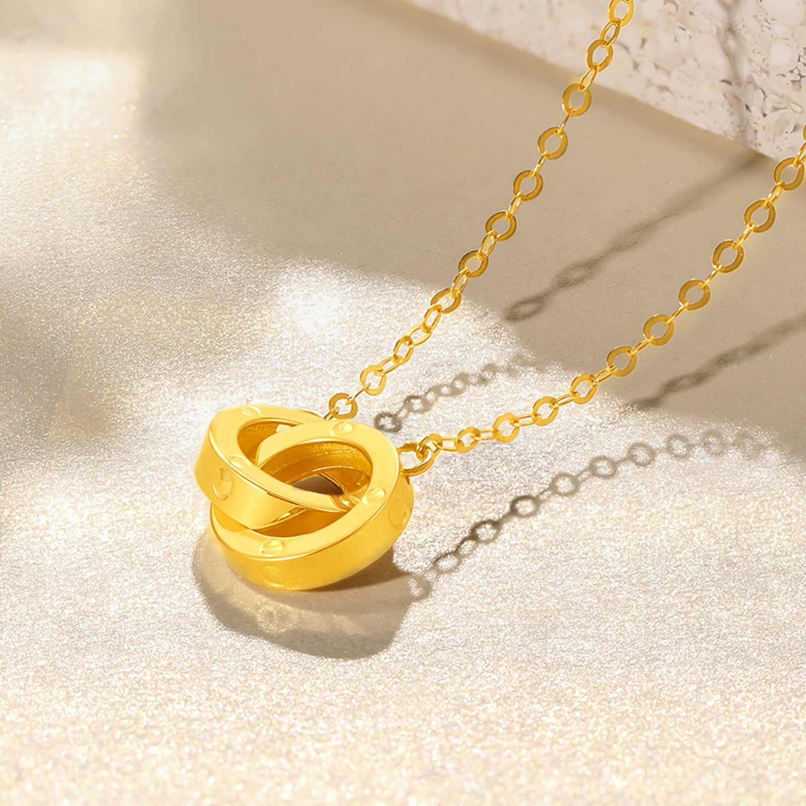 18K Yellow Gold Pendant Necklace Interlocking Circles 1.41-1.71g C0610790