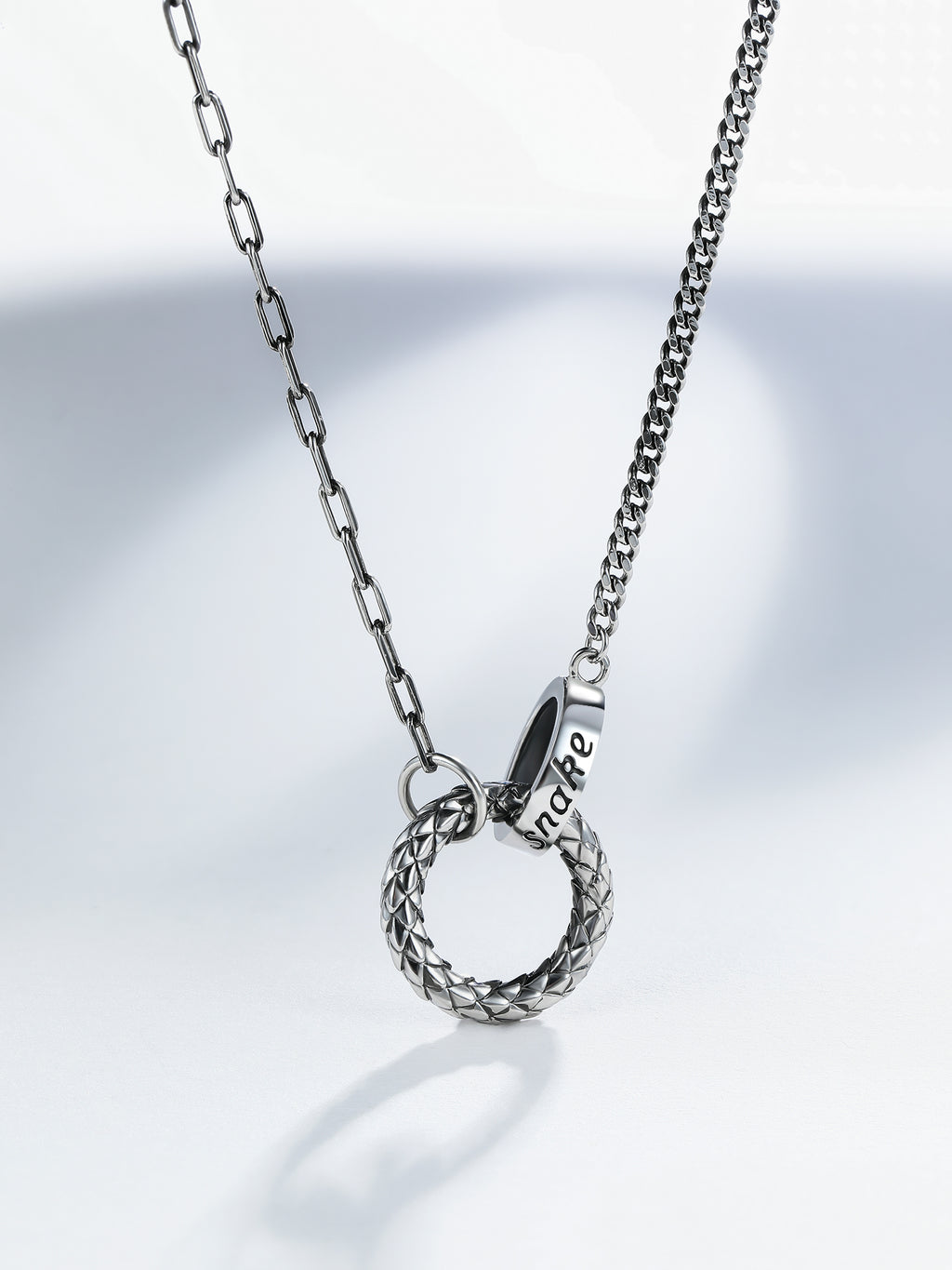 950 Platinum Pendant Necklace Interlocking rings 13.3-17.3g B069391